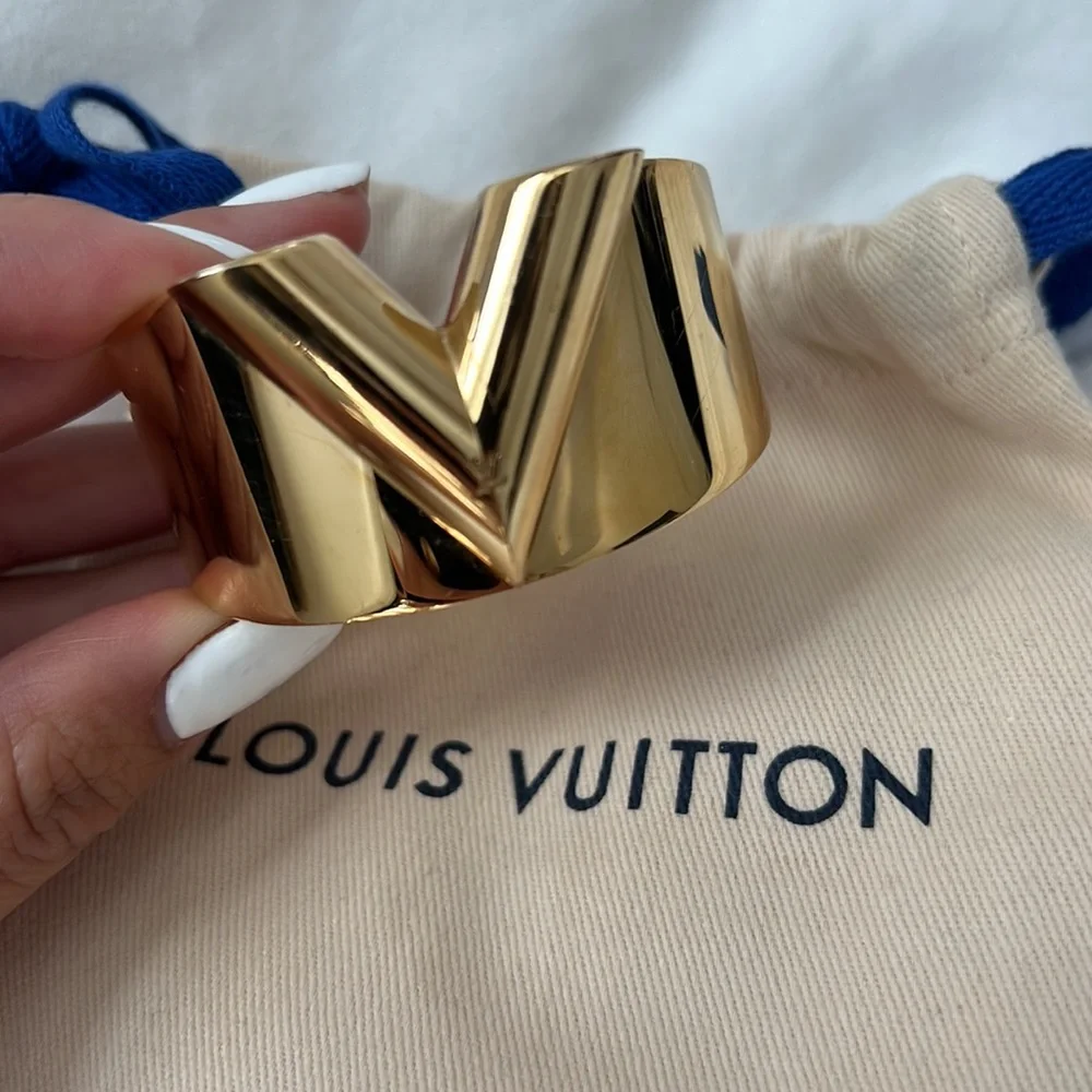 LOUIS VUITTON essential v cuff